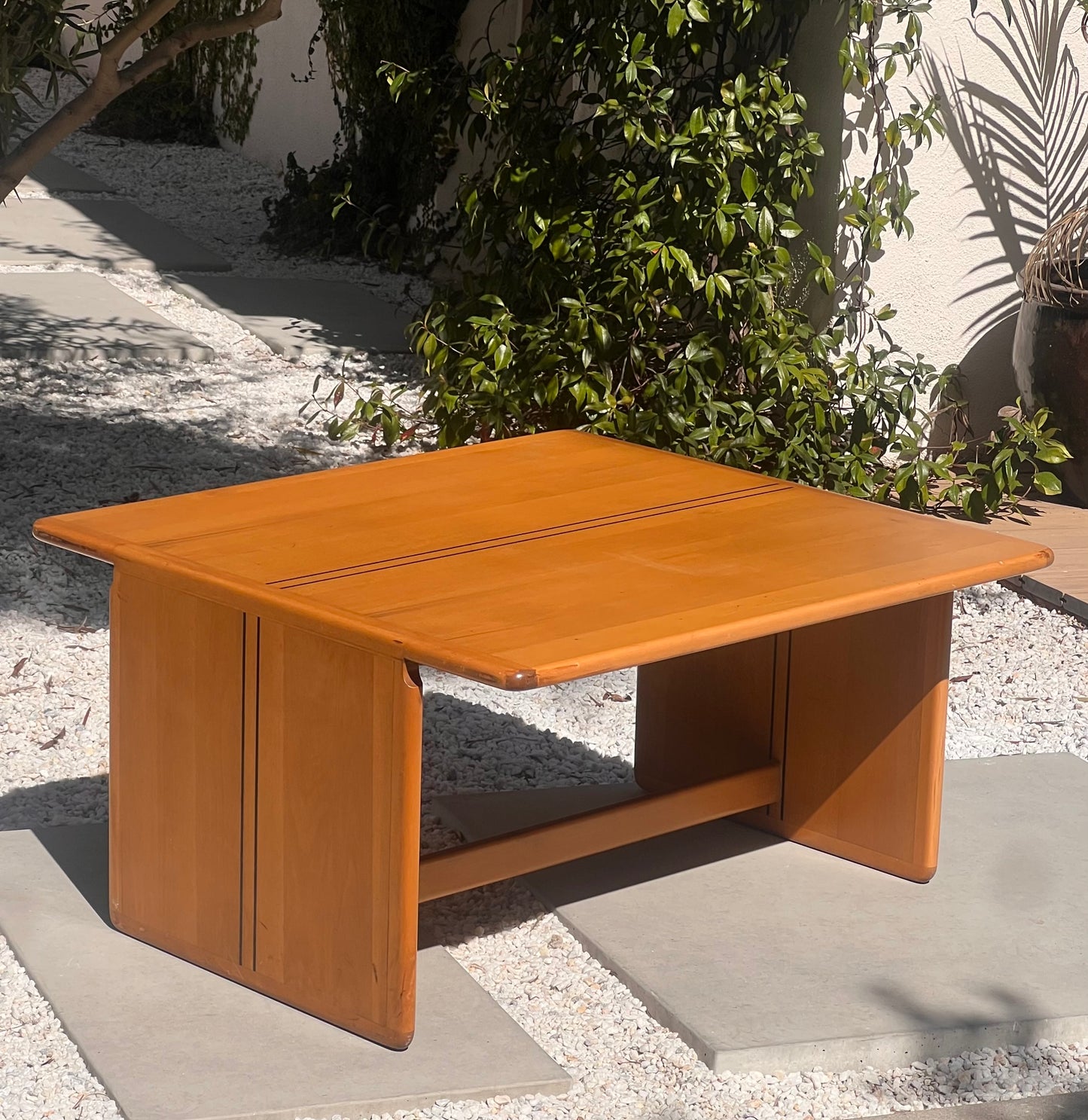 The “Artona” coffee table by Afra and Tobia Scarpa for Maxalto, 1975