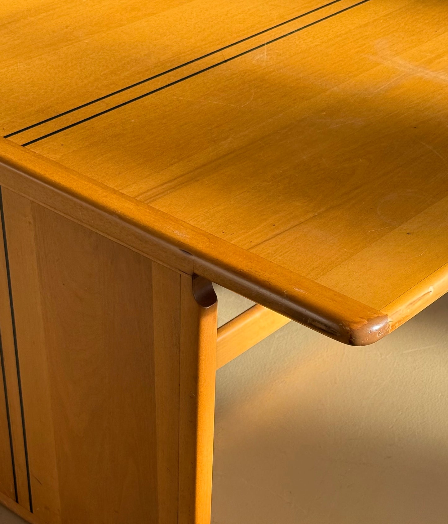 The “Artona” coffee table by Afra and Tobia Scarpa for Maxalto, 1975