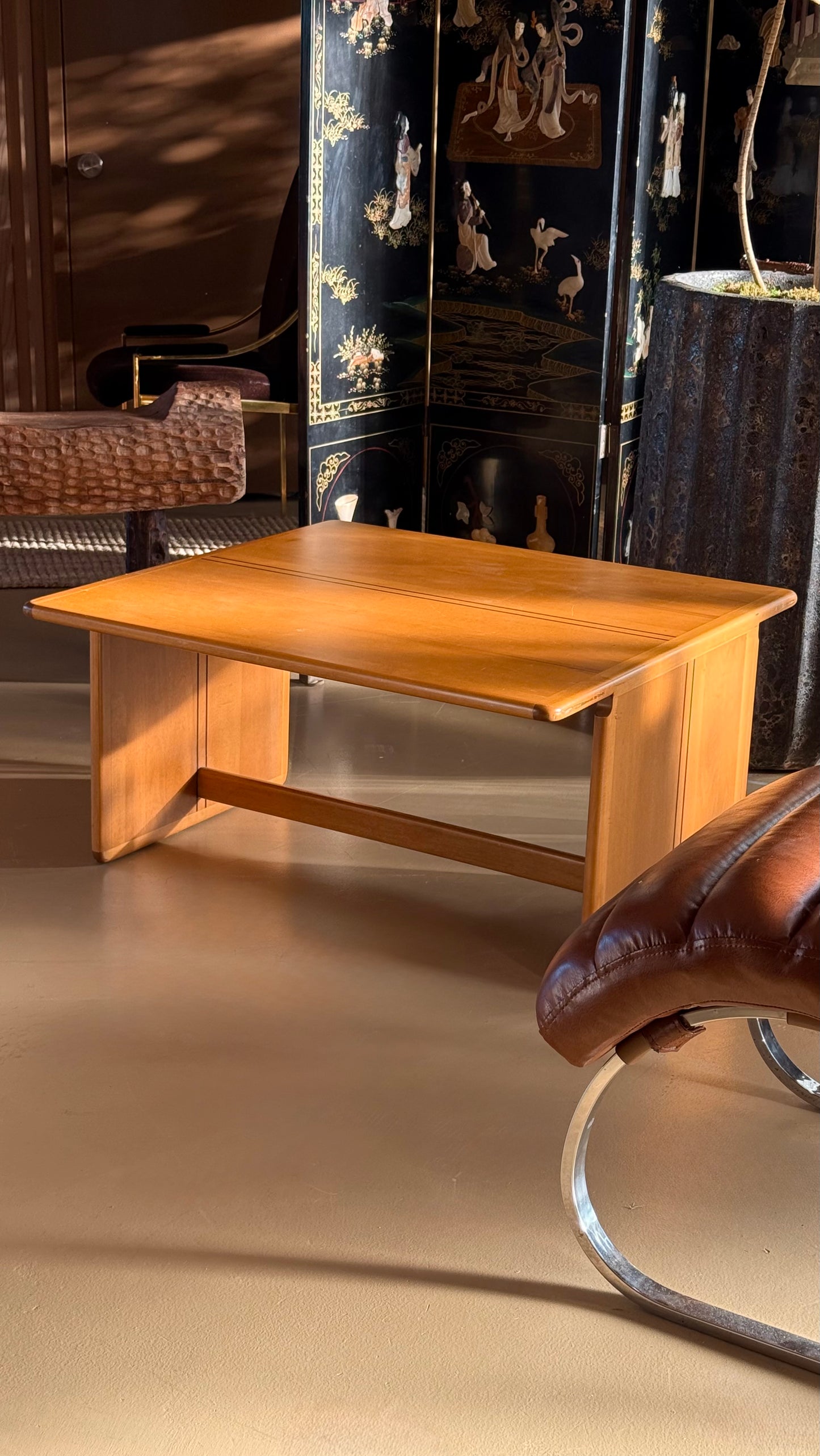 The “Artona” coffee table by Afra and Tobia Scarpa for Maxalto, 1975