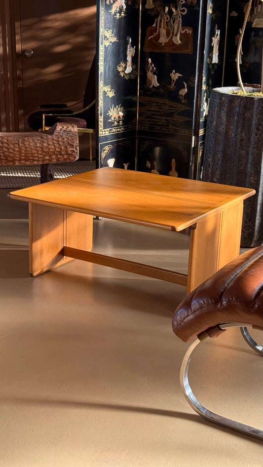 The “Artona” coffee table by Afra and Tobia Scarpa for Maxalto, 1975