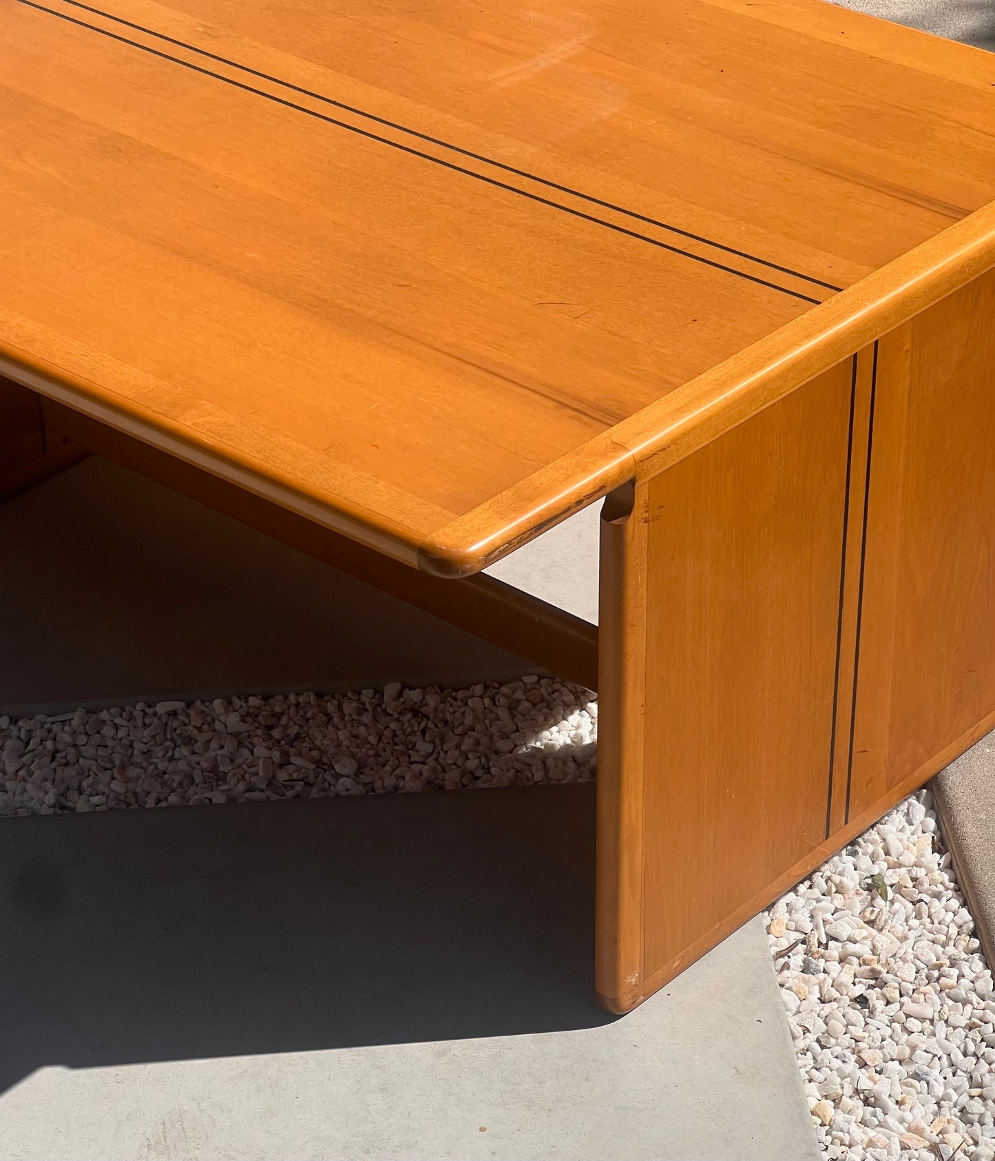 The “Artona” coffee table by Afra and Tobia Scarpa for Maxalto, 1975