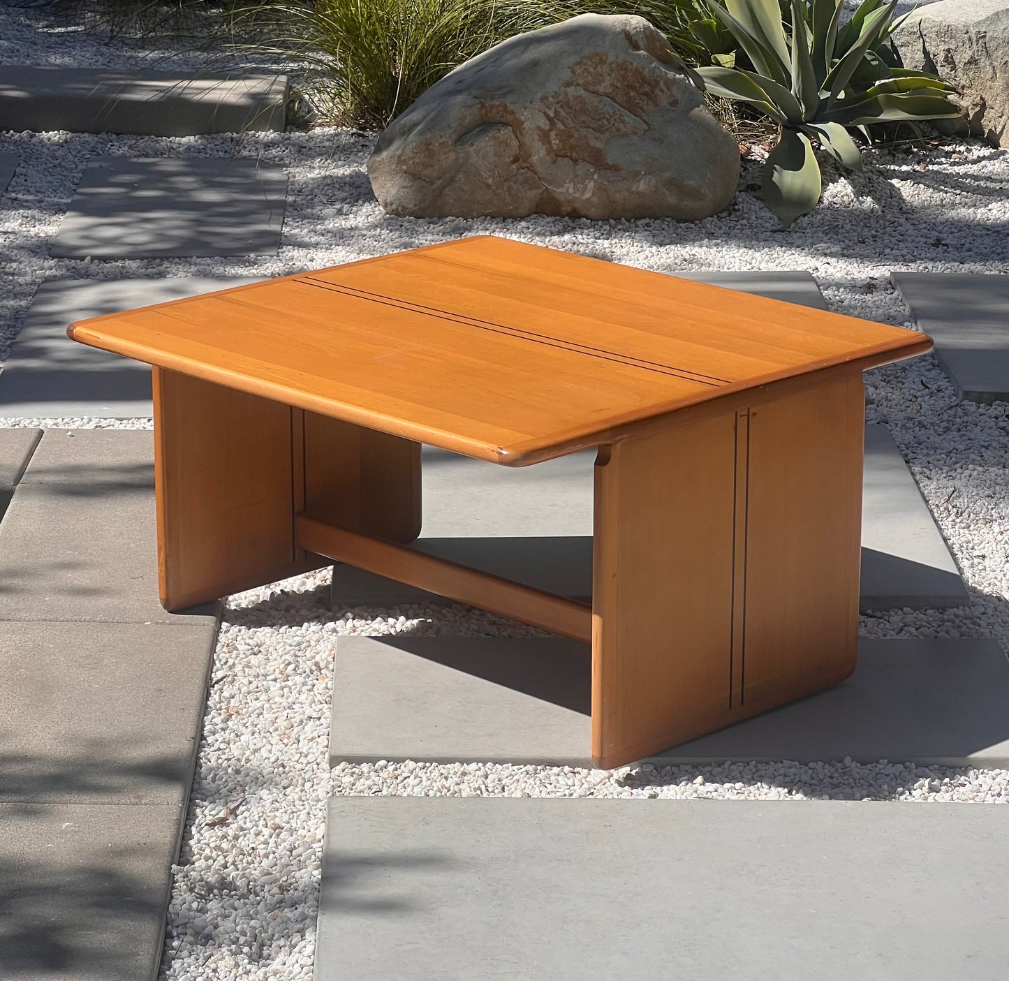 The “Artona” coffee table by Afra and Tobia Scarpa for Maxalto, 1975