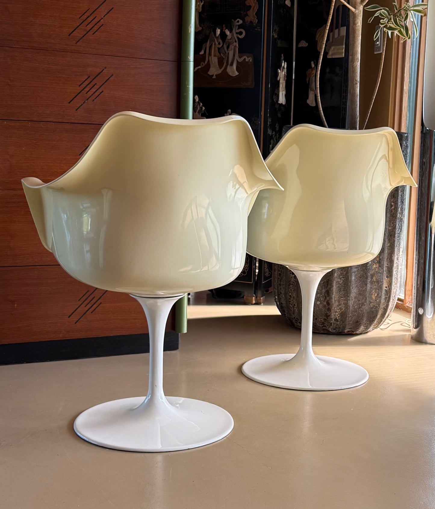 Pair of swivel tulip chairs by Eero Saarinen for Knoll, circa 1955